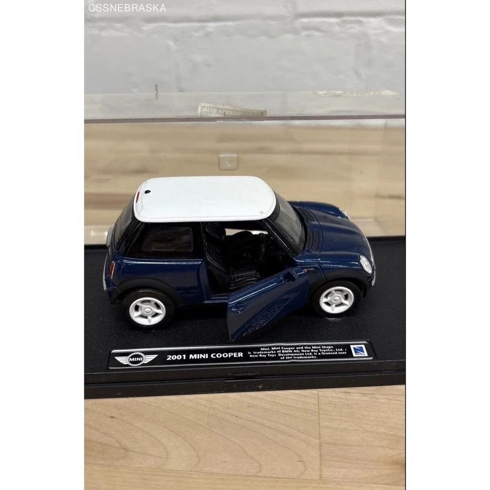 Bburago Blue/White die-cast model with plastic 2001 Mini‎ Cooper